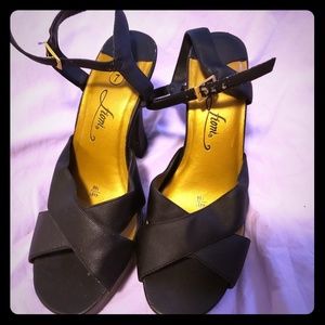 Sz 7 fioni chunky heel sandles